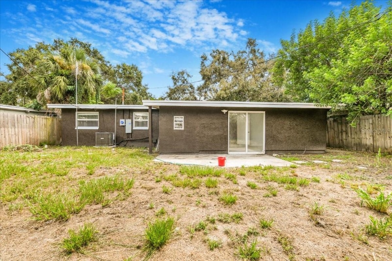 Building Photo - 2110 Alemanda Dr