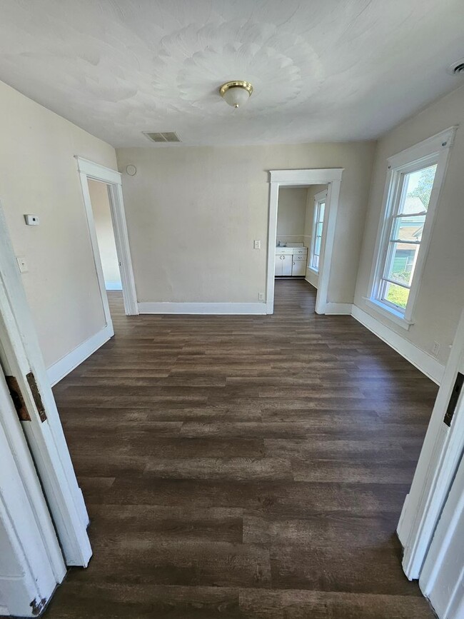 Building Photo - Upper 3 bedroom unit