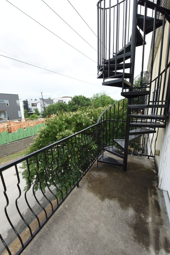 Building Photo - Two story townhome with rooftop patio!