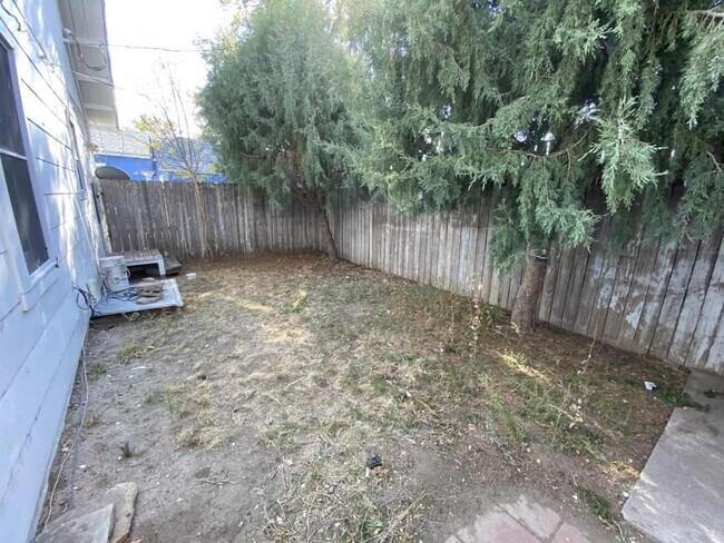 Building Photo - 327 N 8th Avenue