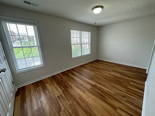 Building Photo - 3-bedroom, 3.5-bathroom nestled in Wyndhur...