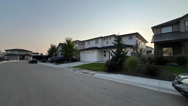Building Photo - 5608 S Rosalia Wy