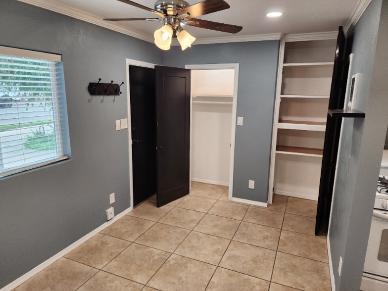 Building Photo - 715 S Pine St