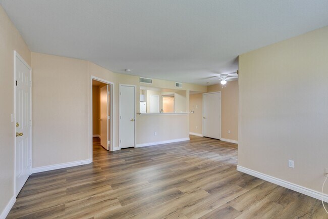 Building Photo - Beautiful 2Bed/2Bath First Floor Condo located in Silverado Ranch