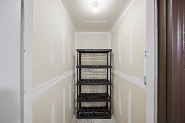 Building Photo - 2 Bed 2 Bath Condo - Near Shopping!