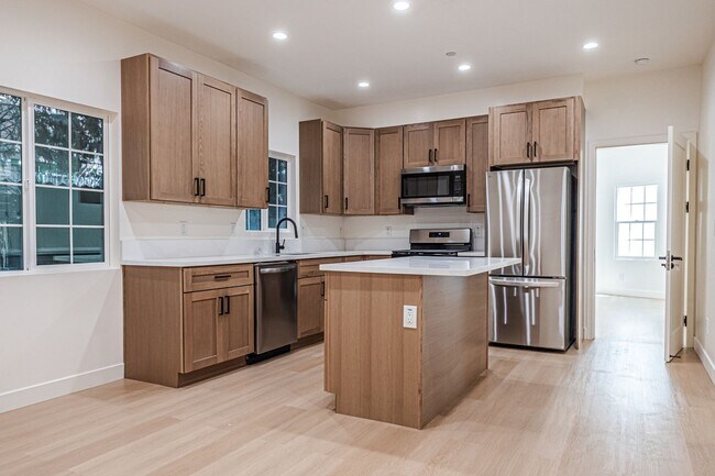 Building Photo - Modern 3-Bedroom in Prime Location | One M...
