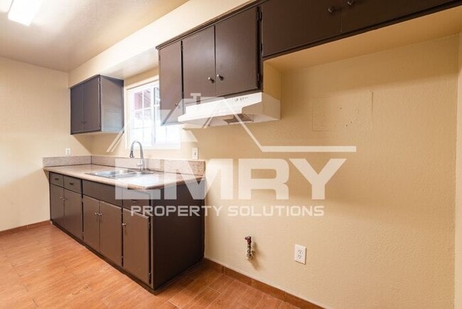 Building Photo - 2 Bed 1 Bath Unit for Rent in East Los Angeles Parking Available