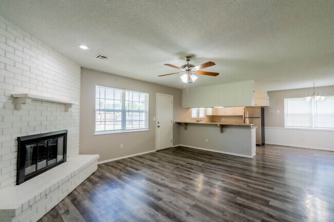 Building Photo - 3 Bed | 1 Bath in West Tulsa!