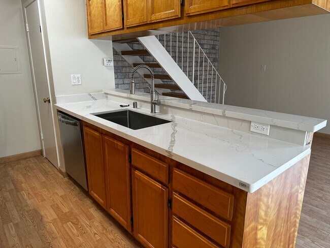 Building Photo - Bright 2 Bedroom 1 Bath Condo in Cambrian Area