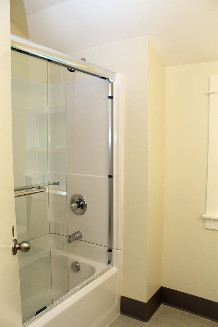 Building Photo - 2400 SW Hoffman Ave