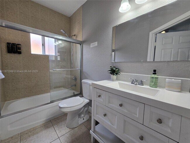 Building Photo - 208 SW 15th Pl