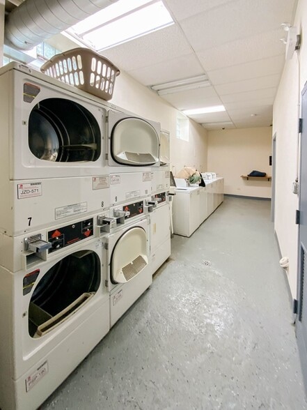 Building Photo - 3915 N Pine Grove Ave