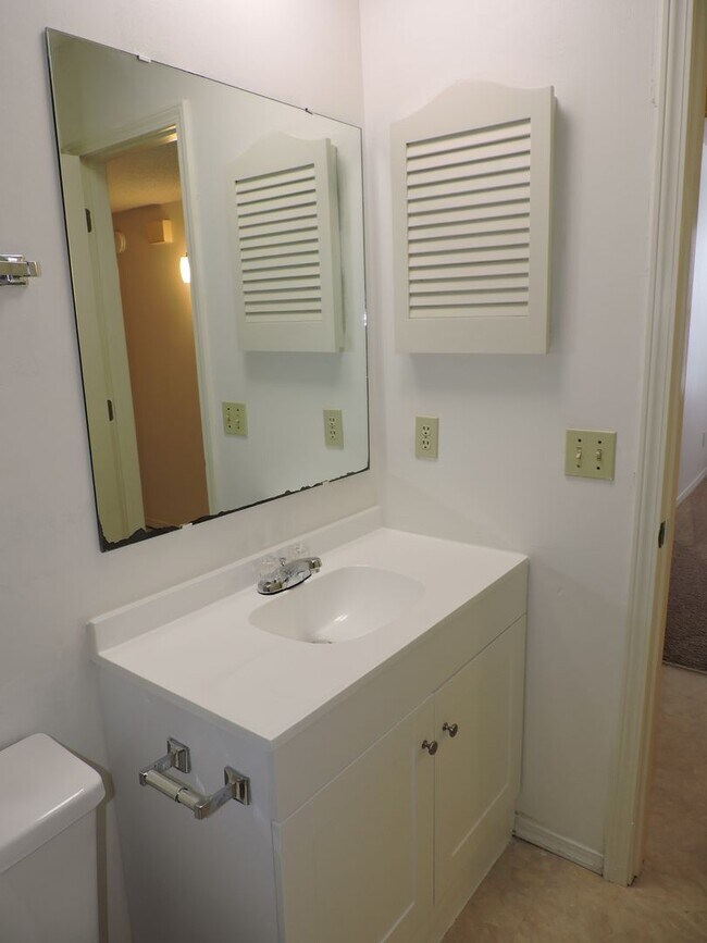 Building Photo - Convenient to schools, beaches, & shopping