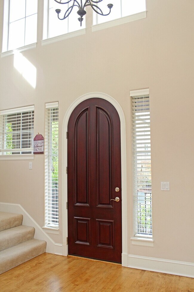 Building Photo - Spacious 4 BDR Legend & Renaissance Constr...