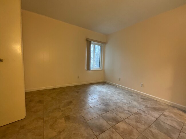 Building Photo - 11242 Cherry Hill Rd