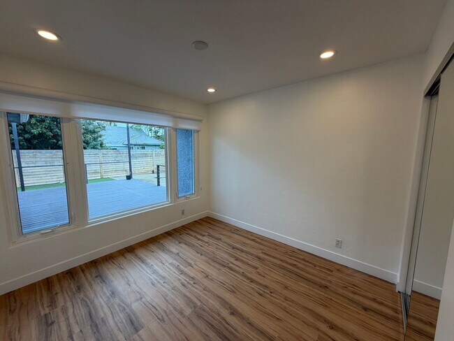 Building Photo - 6BD/3BA Close to Campus - Large Rooms! Great Yard!