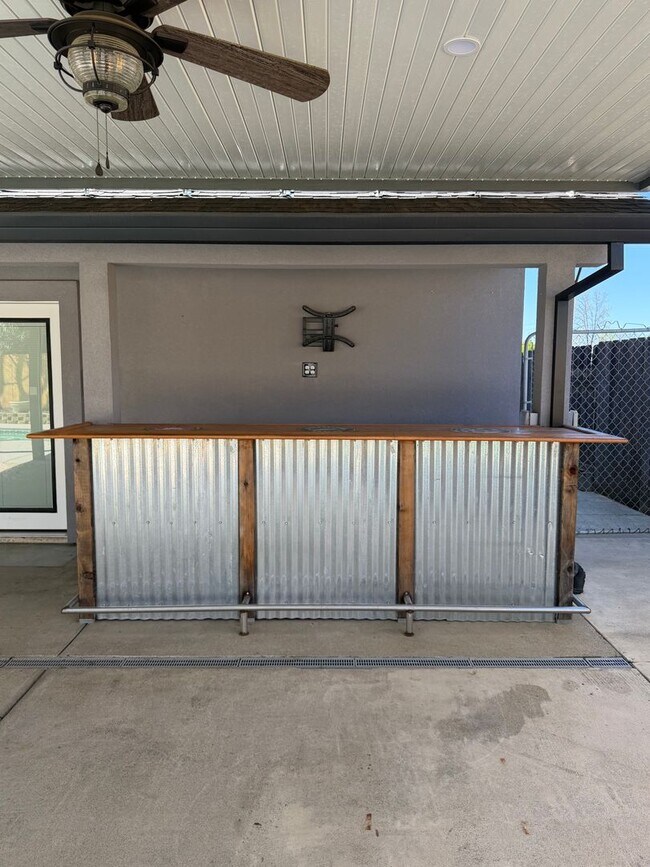 Building Photo - 4 Bedroom home in Ravenwood Estates