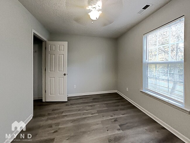 Building Photo - 3730 Glenwood Dr