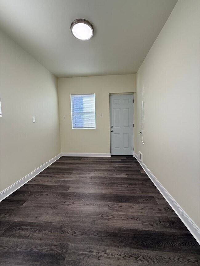 Building Photo - Updated 3BR 1.5 bath house with office/ of...