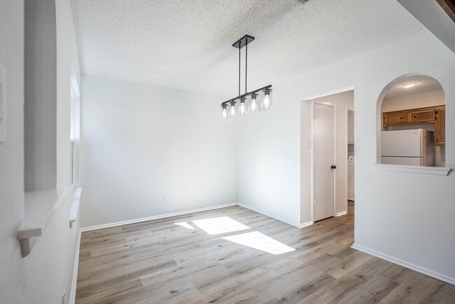Building Photo - 1523 Doe Ln