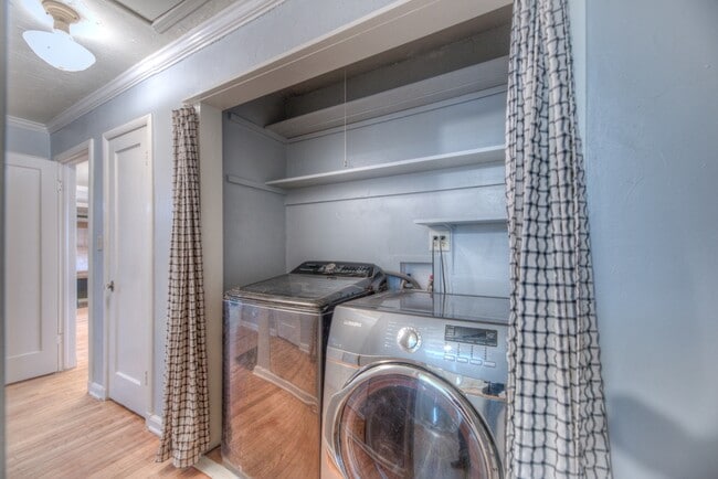 Building Photo - 544 S Oswego Ave