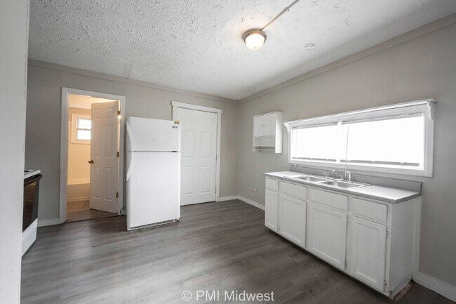 Building Photo - Charming 3-Bedroom Duplex with 2 Full Baths in Indianapolis - A Must See!