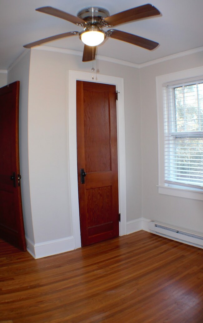 Building Photo - "Charming 2-Bed Home with Gleaming Hardwood Floors in Hendersonville!"