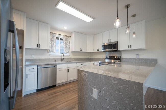 Building Photo - $4900 4BR/2.5BA Ewa Beach Unit - Energy Ef...