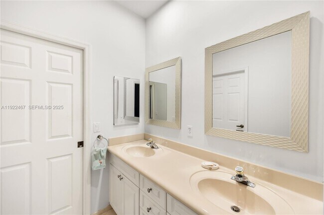 Building Photo - 2589 Mayfair Ln