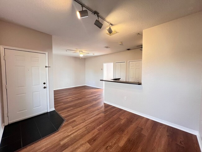 Building Photo - Spacious 1/1 condo!!