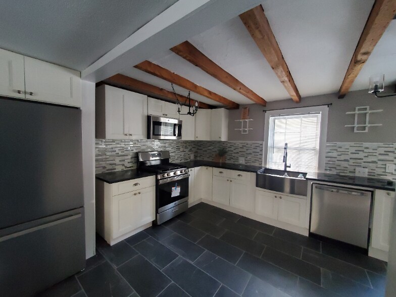 Building Photo - 3 Clinton St