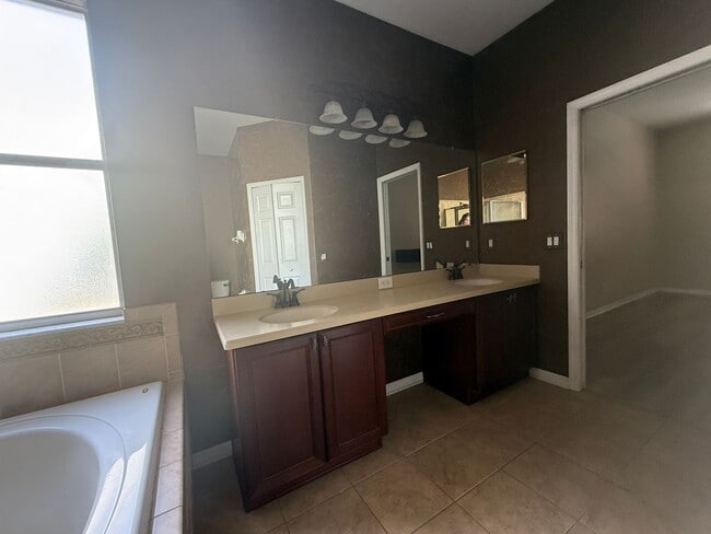 Building Photo - Land O'Lakes POOL home with Lakeviews!