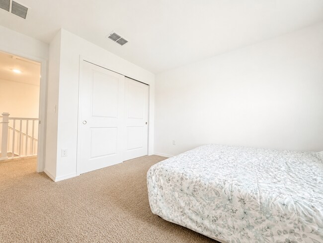 Building Photo - Experience modern & expansive living in this corner-lot 5Bedrooms/3.5Bath home at Ocala!