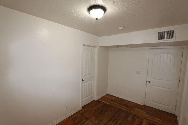 Building Photo - 4 bedroom Sunnyside Home