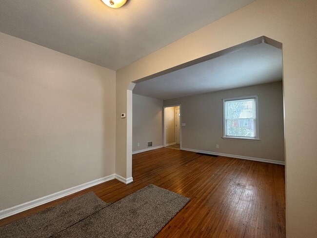 Building Photo - 3 Bedroom 1.5 Bath House - Parking/Laundry Hook-Ups!