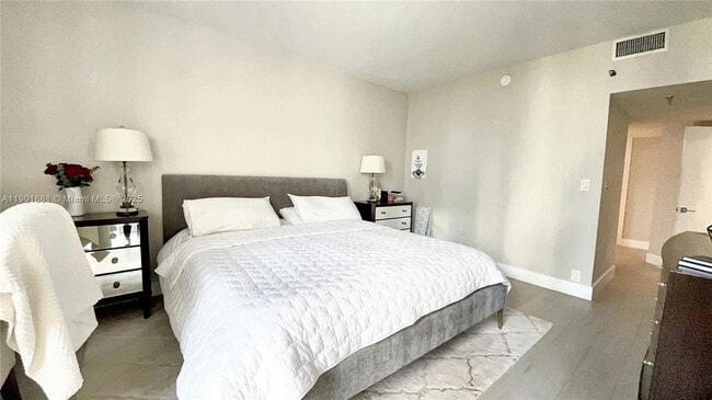 Building Photo - 520 Brickell Key Dr