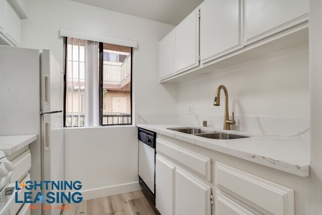 Building Photo - 6827 Whitsett Ave