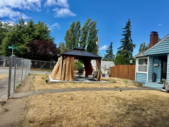 Building Photo - 6908 S 115th St