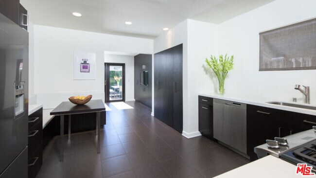 Building Photo - 8842 Dorrington Ave