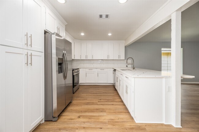Building Photo - 901 Bonita Dr