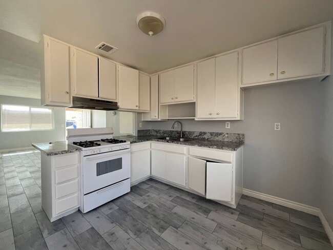 Building Photo - 700