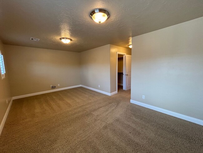 Building Photo - SPACIOUS TOWNHOME FOR RENT!