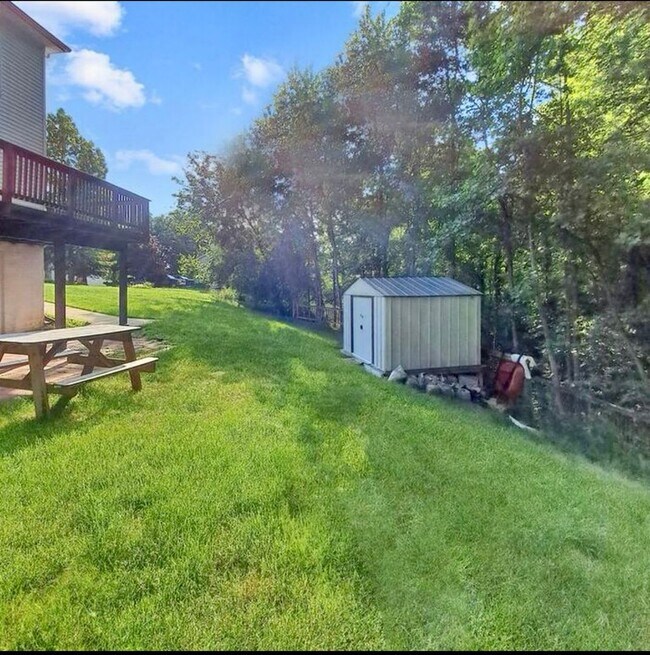 Building Photo - Amazing 5 BR/3.5 BA Single-Family Home in ...