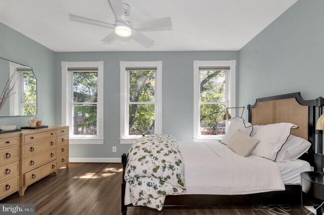 Building Photo - 117 15th St SE