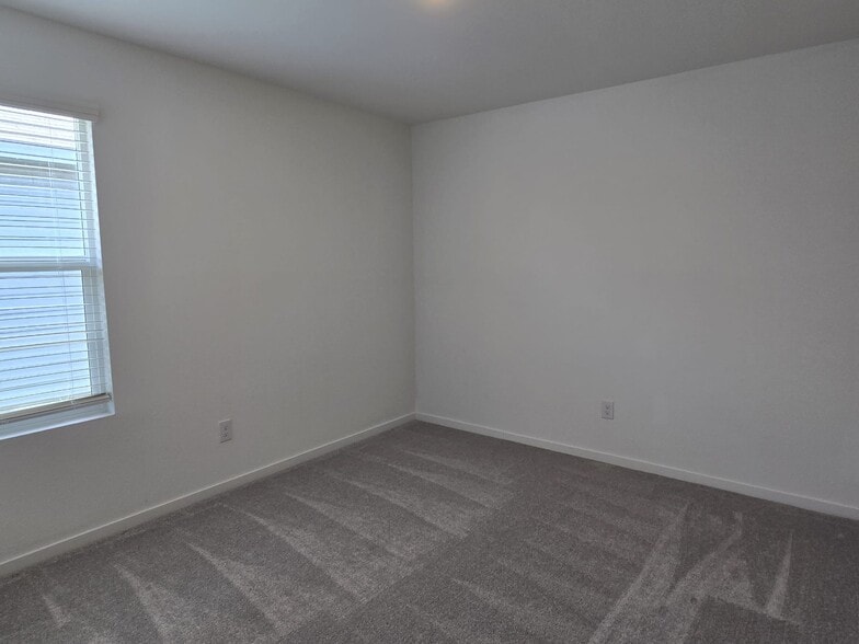 Building Photo - 1305 Salton Ln