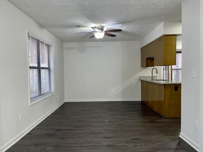 Building Photo - Spacious, Updated 3 Bed/2 Bath Ranch!