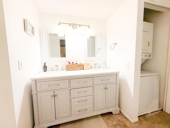 Building Photo - 11666 N 28th Dr