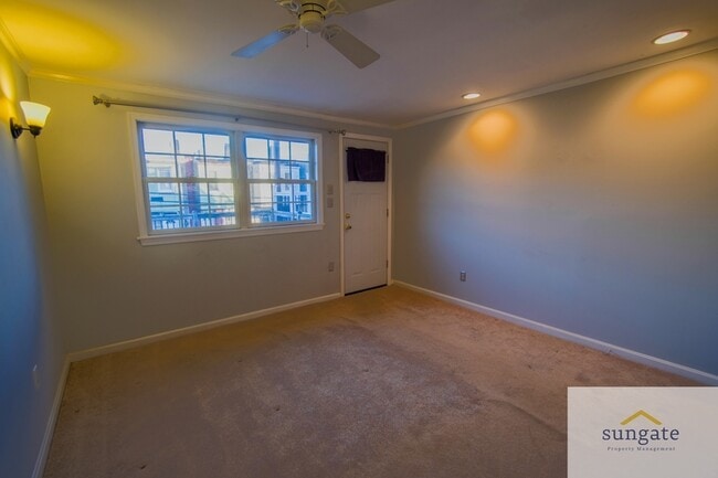 Building Photo - 615 S Glover St