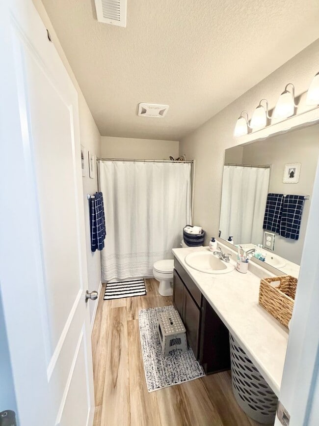 Building Photo - Like New Home for Rent on Truscott!