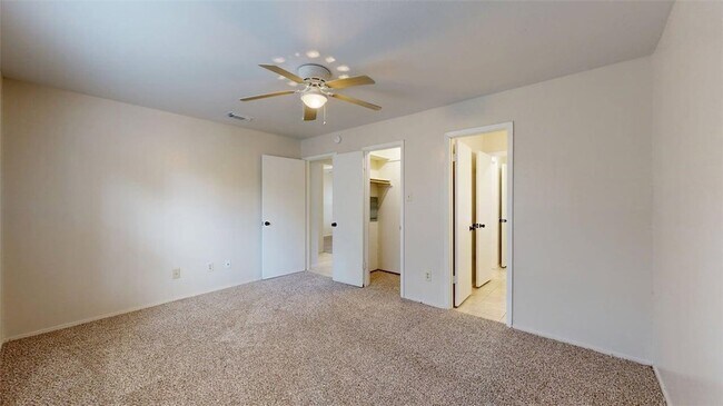 Building Photo - 301 Manuel Dr
